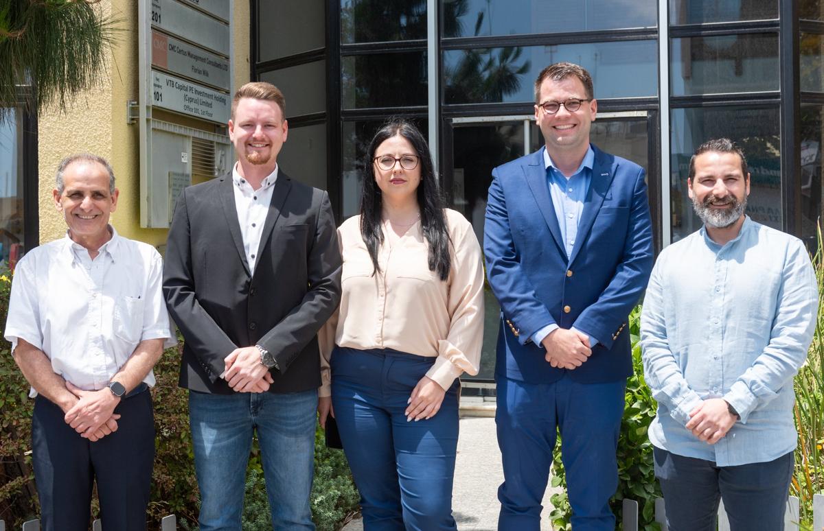 Das CMC-Führungsteam vor dem Büro in Larnaca