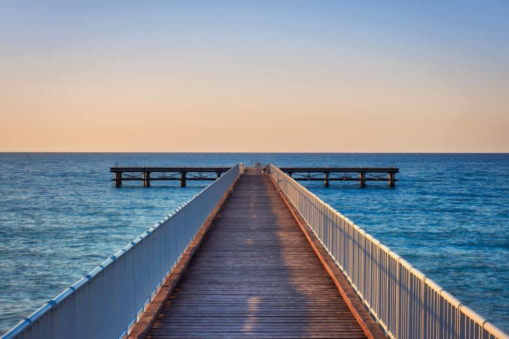 Segelboot in der Larnaca Marina bei Sonnenuntergang