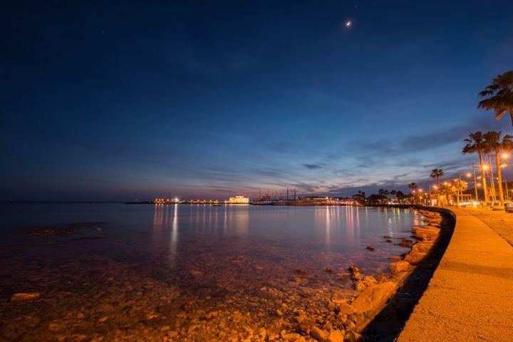 Paphos Promenade bei Nacht – CMC Standort