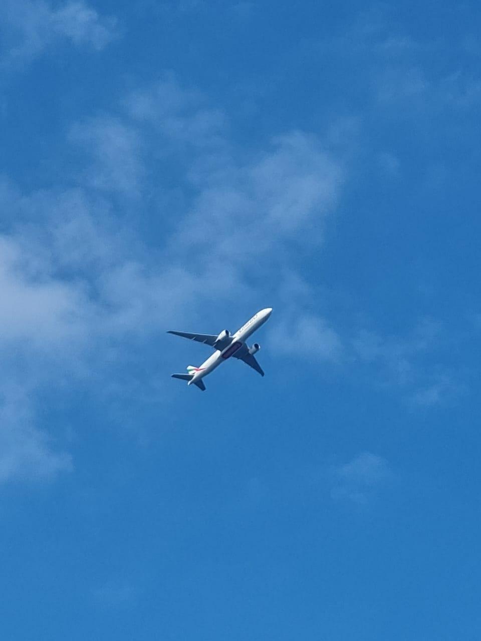 Strand mit Strohschirmen und türkisem Meer auf Zypern